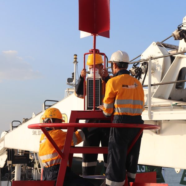 Pemasangan Pelsu No. 1 Alur Pelayaran Barat Surabaya